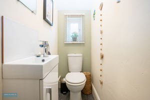 Upstairs loo- click for photo gallery